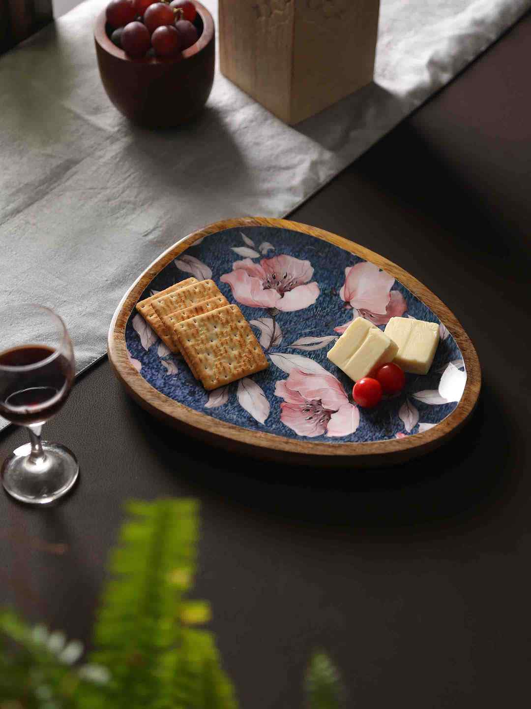 Blue Wooden Platter With Flower Design – Amoliconcepts