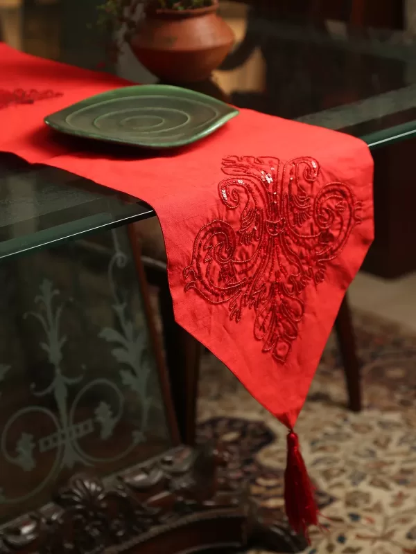 Red table runner with tone on tone - Amoliconcepts