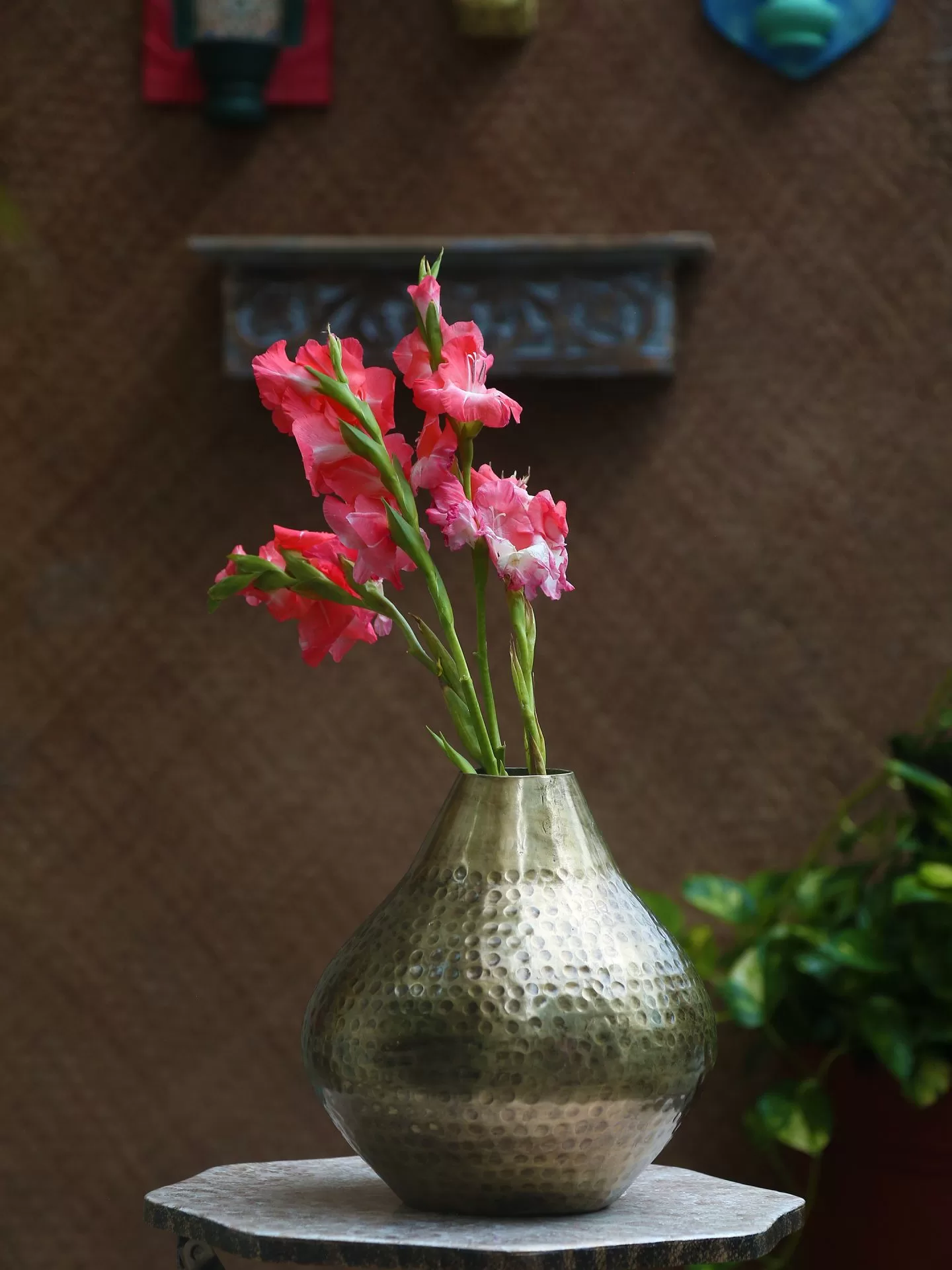 Antique Gold Vase with hammering details – Amoliconcepts