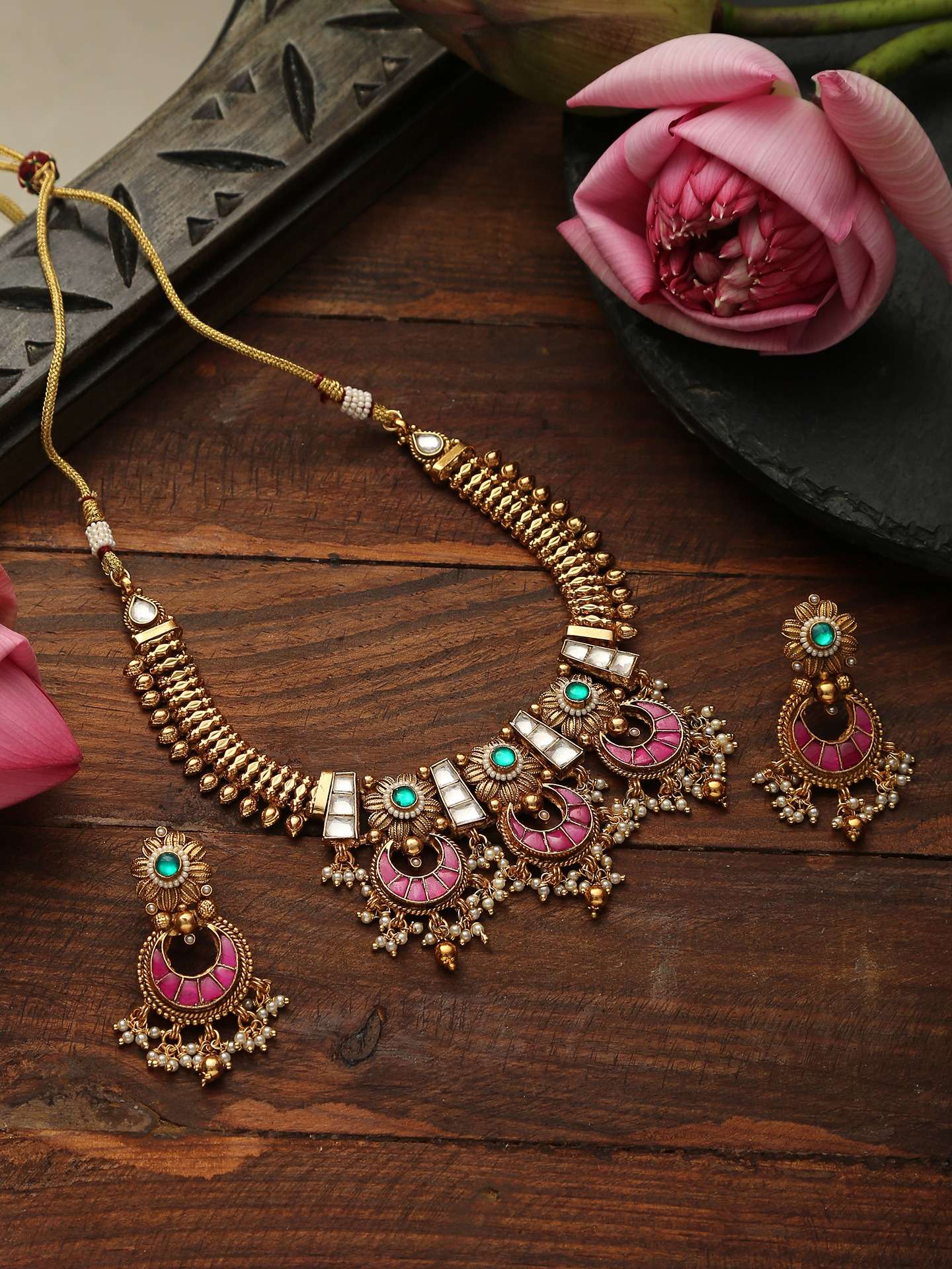 Temple necklace with fuschia details